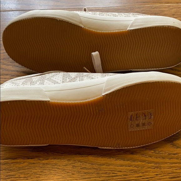 Michael Kors tennis shoes size 8 - Picture 3 of 4